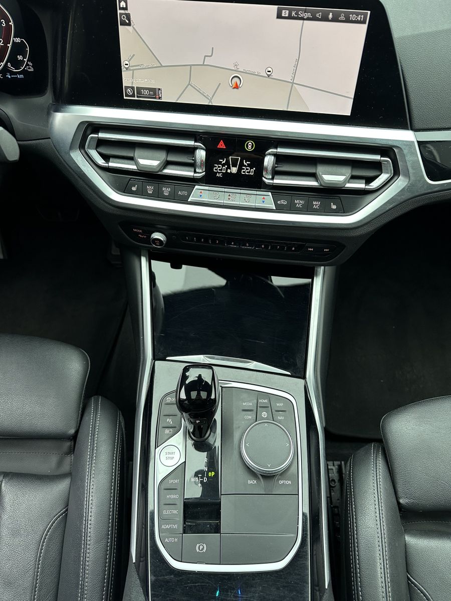 Fahrzeugabbildung BMW 330e Touring xDrive M-Sport NAV+LASER+PANO+HUD