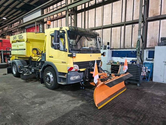 Mercedes-Benz 1518 Haken mit Winterdienst + Kehrausrüstung kom