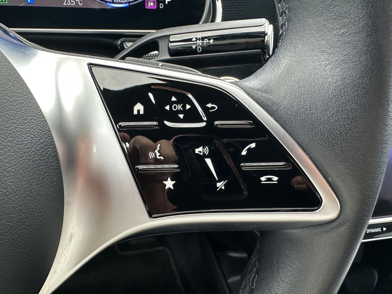 Fahrzeugabbildung Mercedes-Benz EQE 300 Electric Art NAV+LED+ACC+360GRAD+SHZ