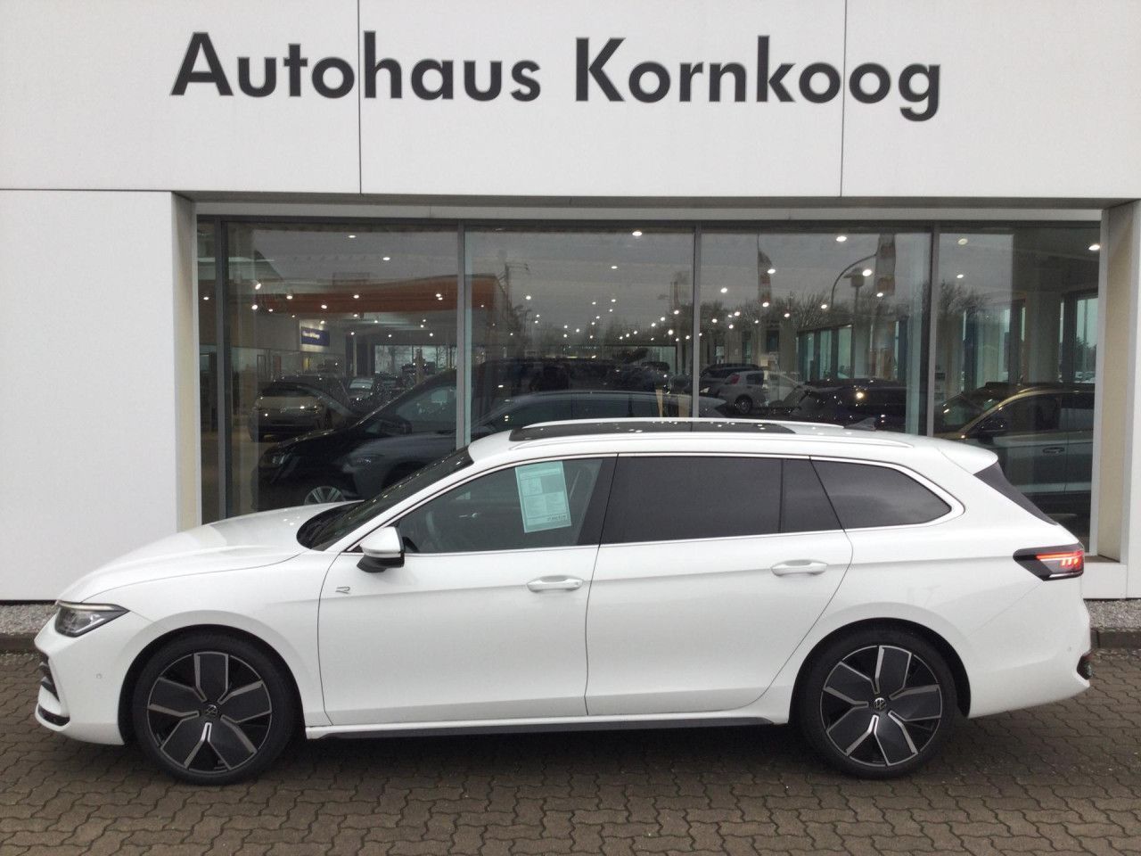 Volkswagen Passat Variant 1.5 eTSI DSG R-Line LED NAVI APP foto 1