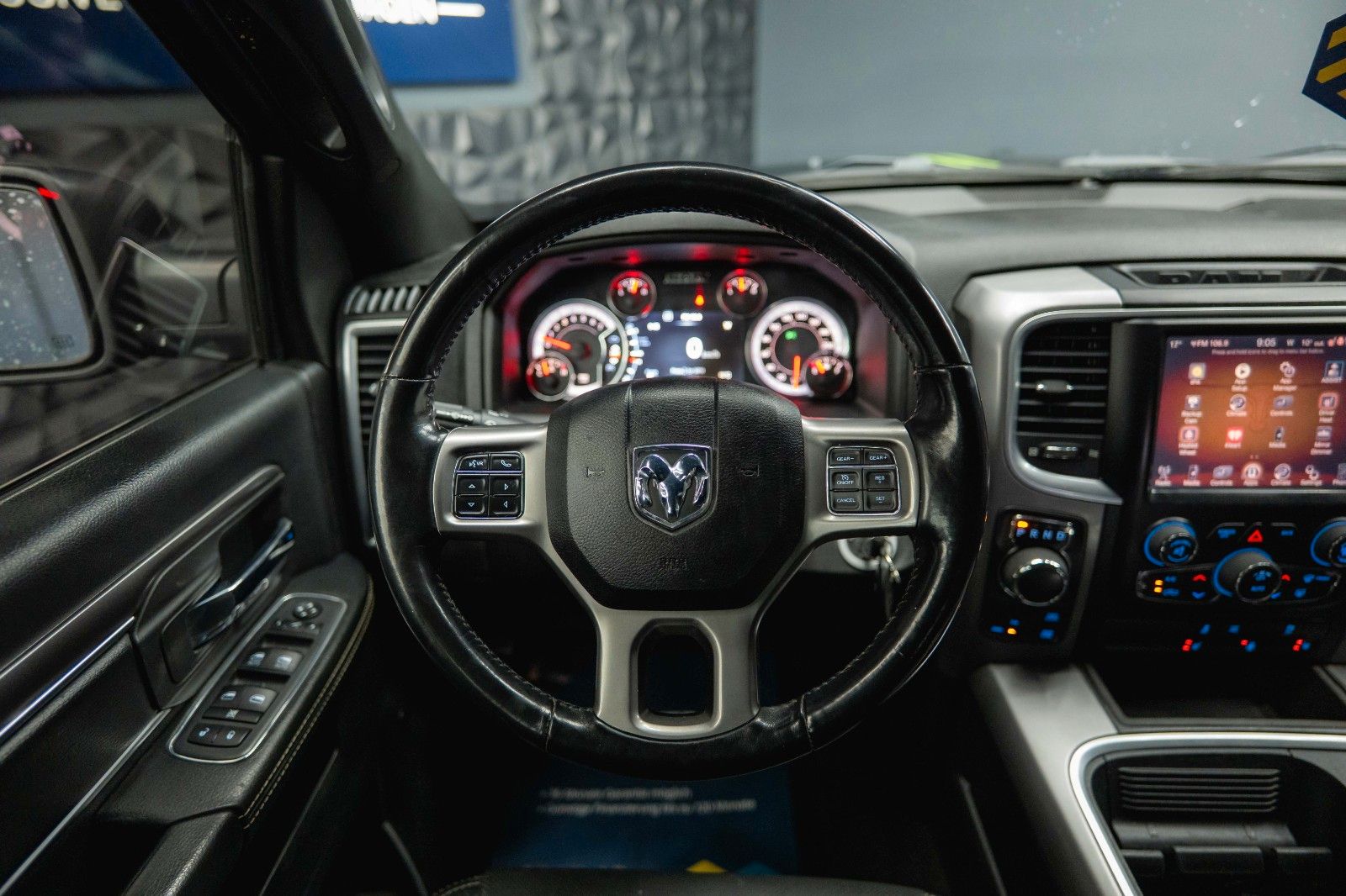 Fahrzeugabbildung Dodge RAM 5.7 V8 HEMI 4x4 Sport OFFROAD Night WARLOCK