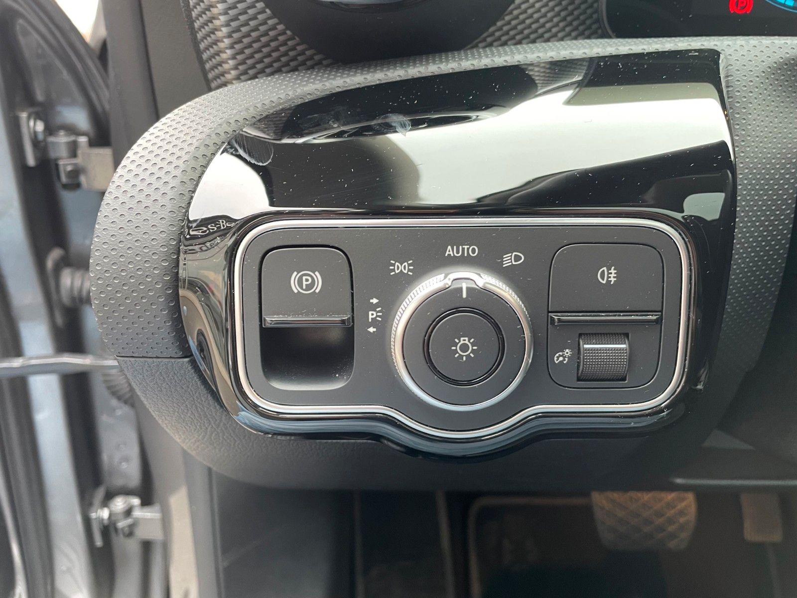 Fahrzeugabbildung Mercedes-Benz CLA 200 d SB Night+Pano+AHK+MBUX+R-Kamera+Leder