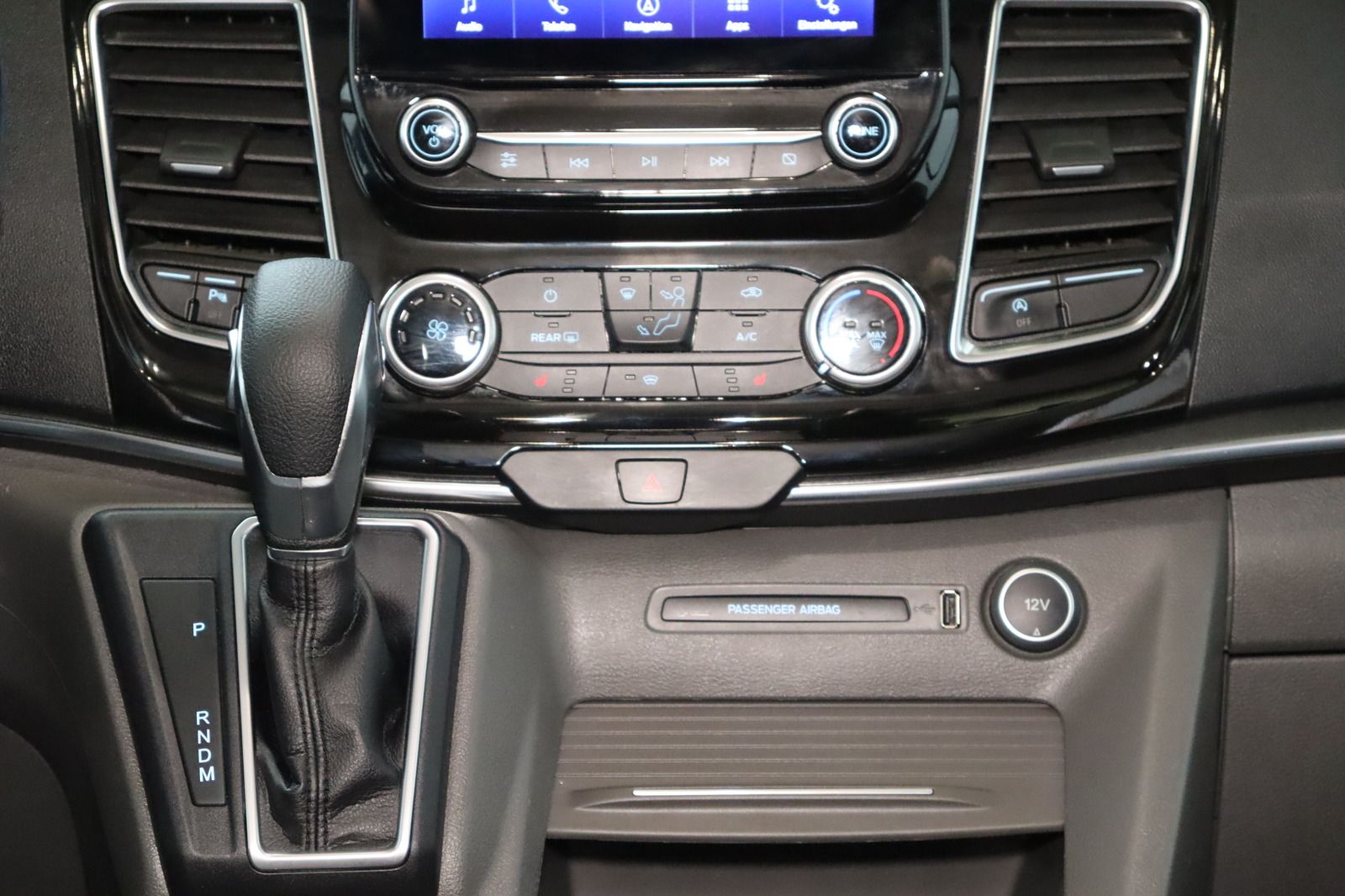 Fahrzeugabbildung Ford Tourneo Custom 2.0 L2 Lang Titanium Black Series