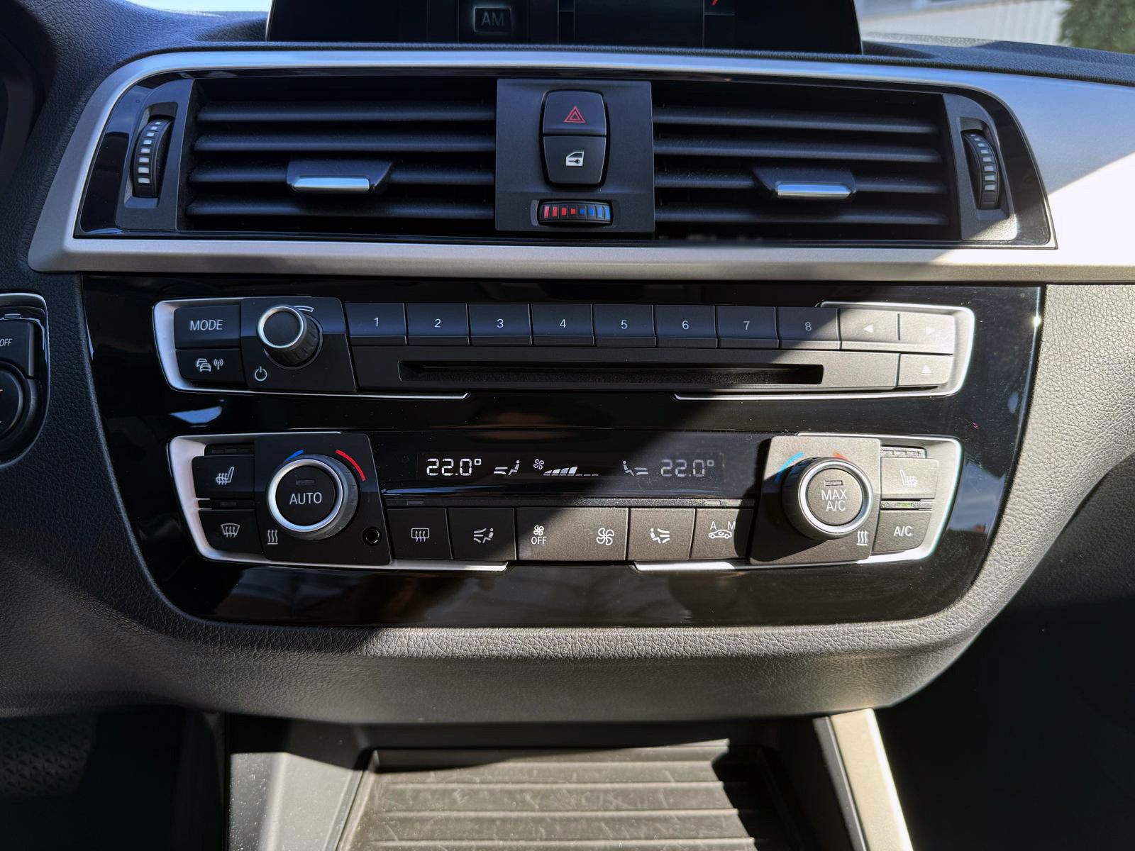 Fahrzeugabbildung BMW 118i 5-trg. Aut. Advantage LED TEMP PDC SHZ NAV