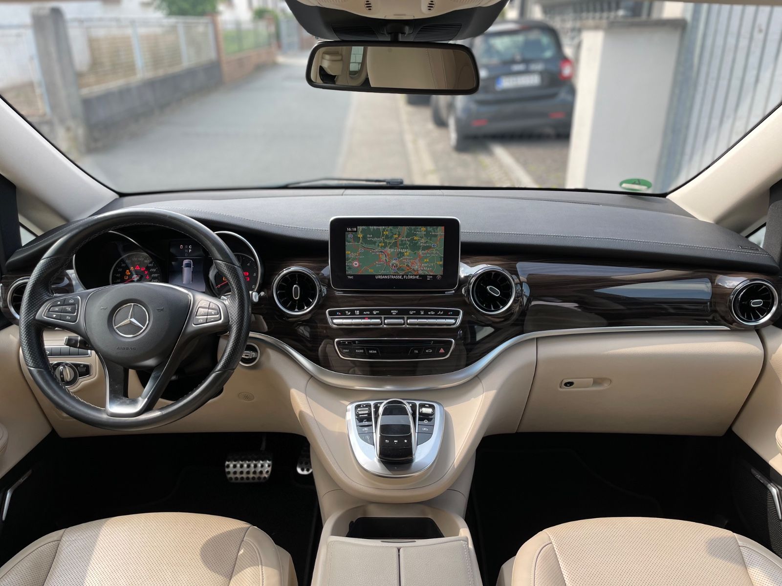 Fahrzeugabbildung Mercedes-Benz V 300 d Lang Avantgarde AMG-Line |Burmester|360°