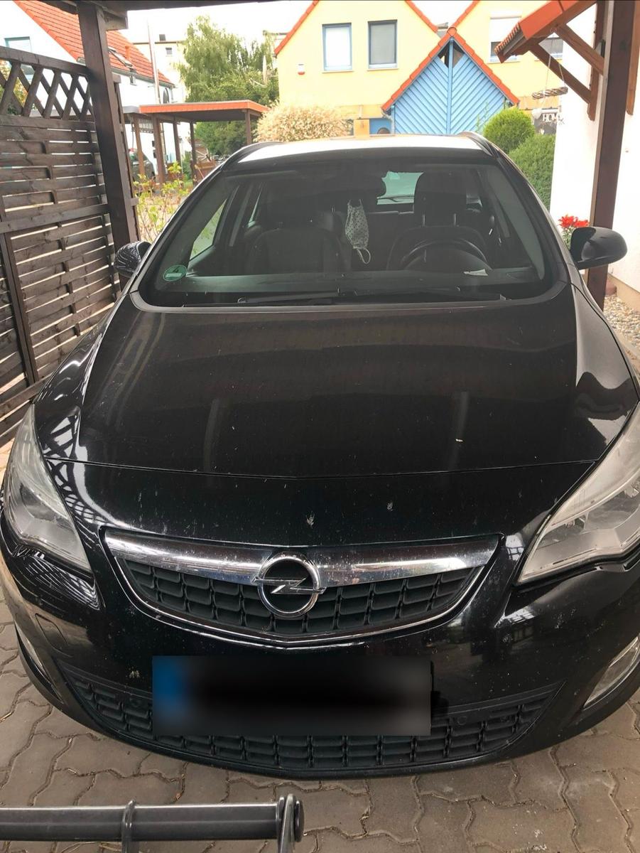 Opel Astra 2010 — rear view