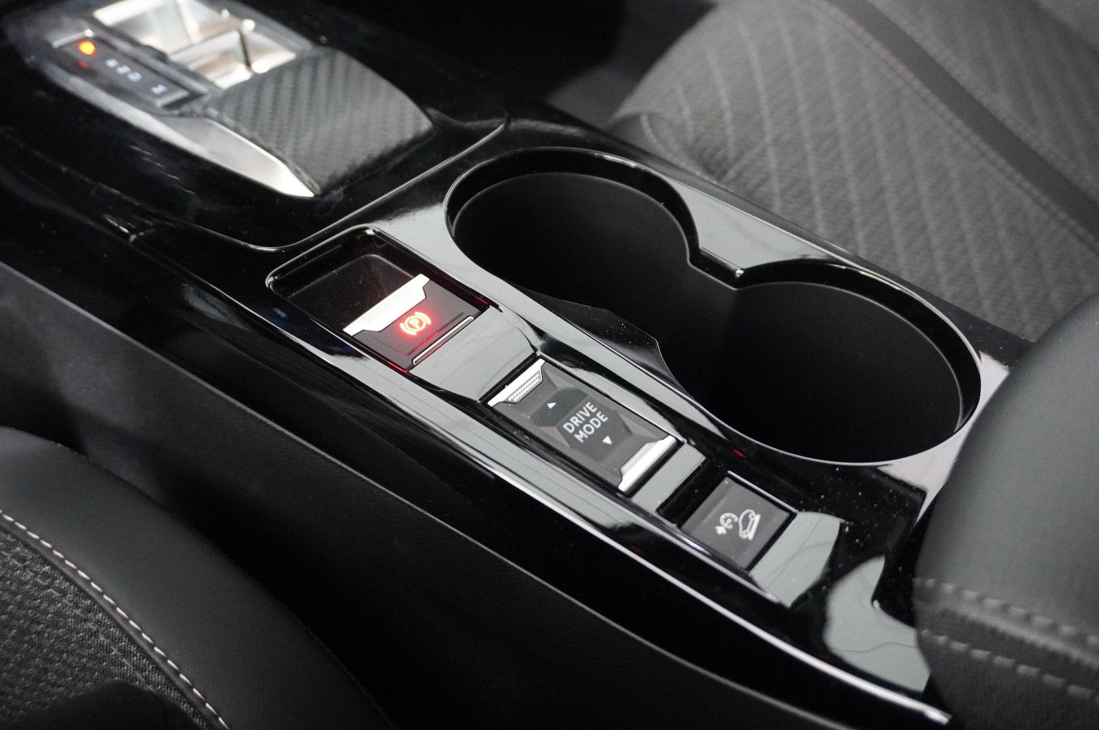 Fahrzeugabbildung Peugeot 2008 1.2 HYBRID ALLURE E-DSC NAVI/LED/SPORT/VIRT