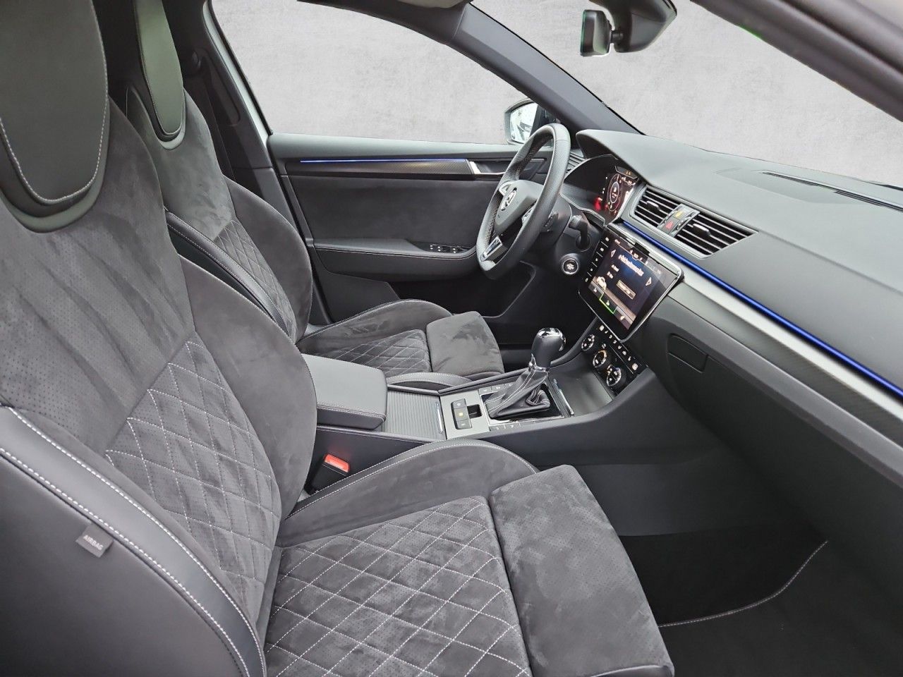 Fahrzeugabbildung SKODA Superb Sportline iV AHK NAVI Standheizung