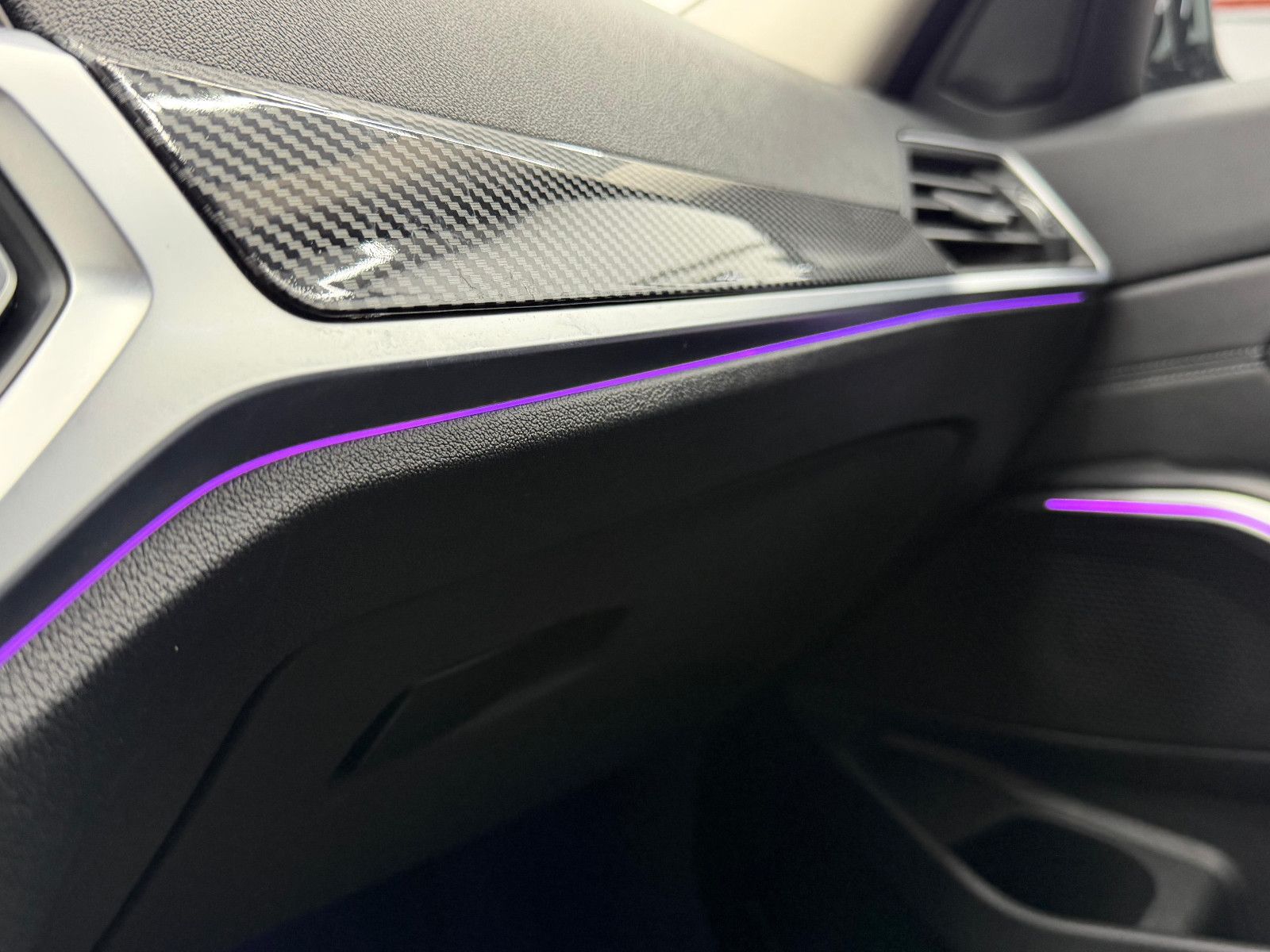 Fahrzeugabbildung BMW 330i LIMOUSINE/SPORT/LIVE COC/HiFi/AMBIENTE/H&R