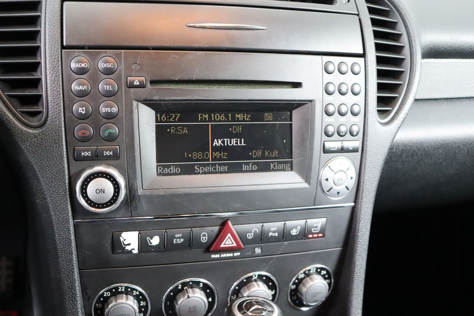 Fahrzeugabbildung Mercedes-Benz SLK 200 KOMPRESSOR * Airscarf * SHZ * Bi-Xenon