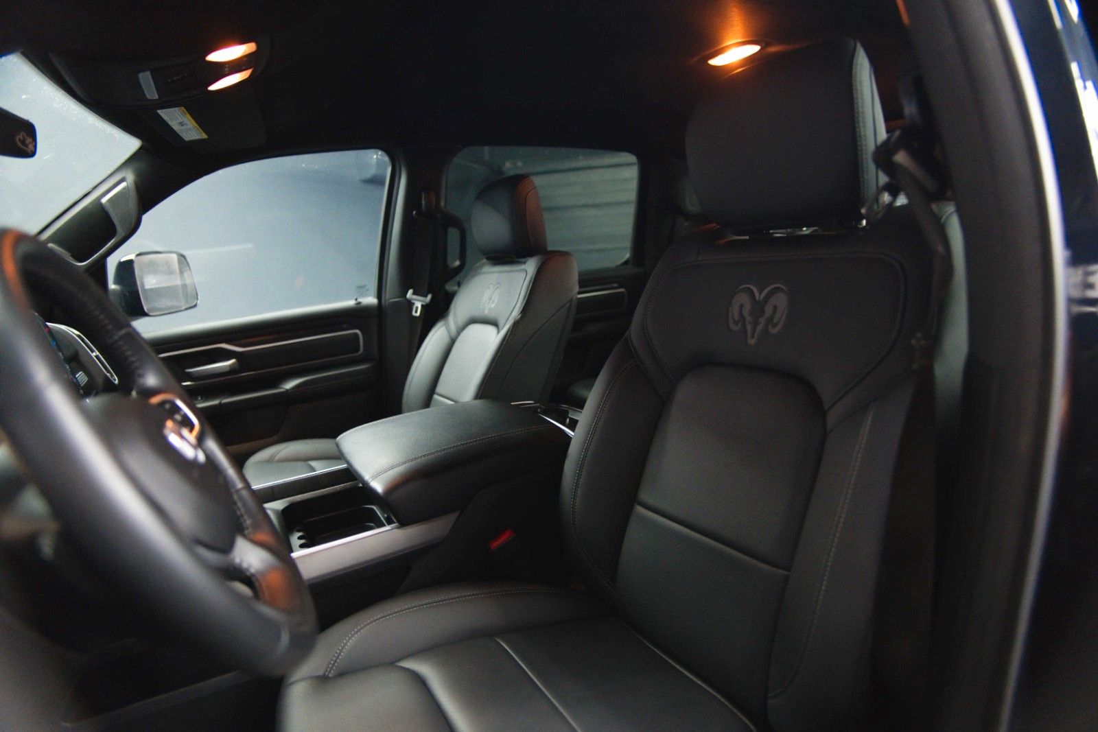 Fahrzeugabbildung Dodge RAM 5.7 V8 HEMI 4x4 OFFROAD Night-Paket LONGBED