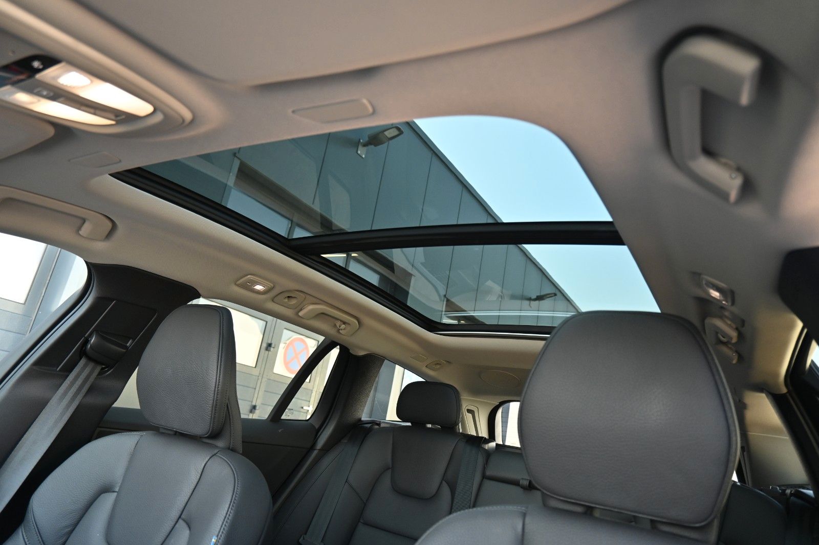 Fahrzeugabbildung Volvo V60 T6 AWD RC Plus Dark*PANO*360°*ACC*HuD*AHK