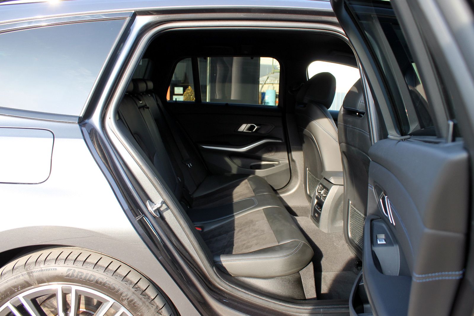 Fahrzeugabbildung BMW 330e Touring M-Sport Steptr Nav ACC LED PDC 360°
