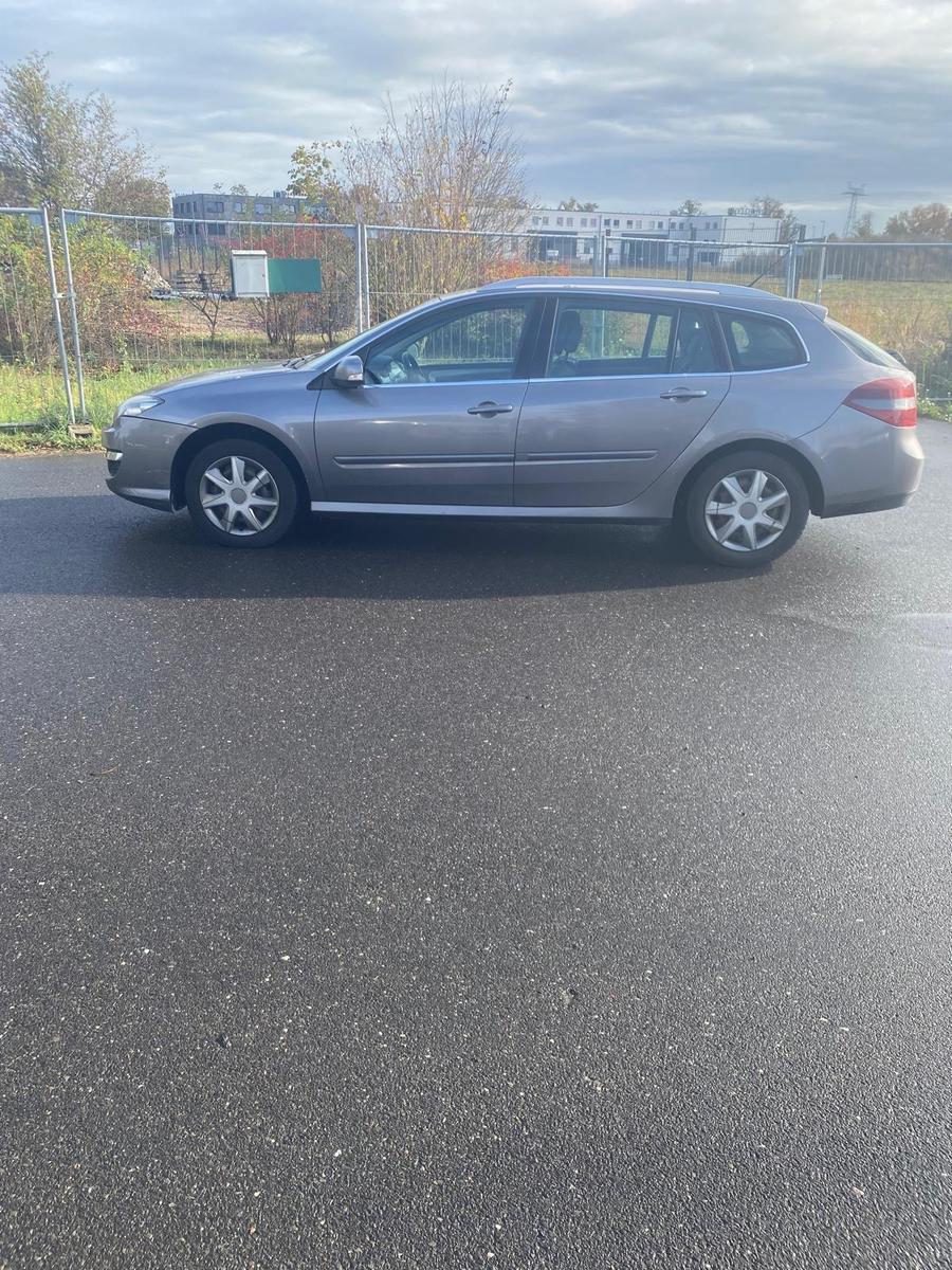 Renault Laguna 2012 — rear view