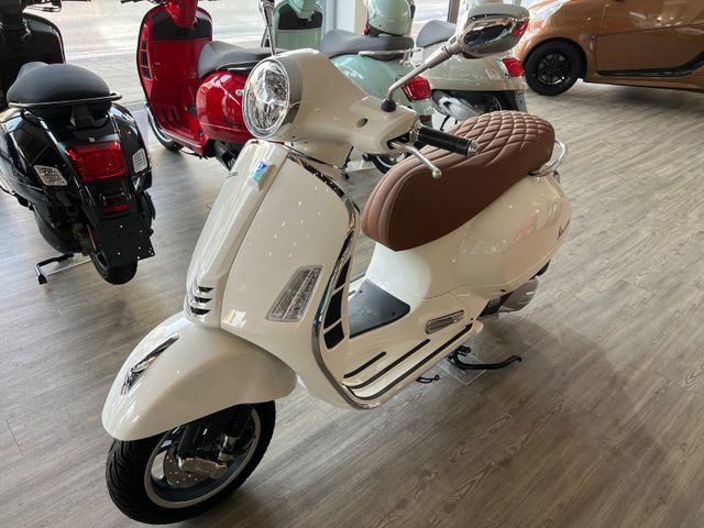 Vespa GTS 125 Euro 5+  Weis mit brauner Sitzbank Neu