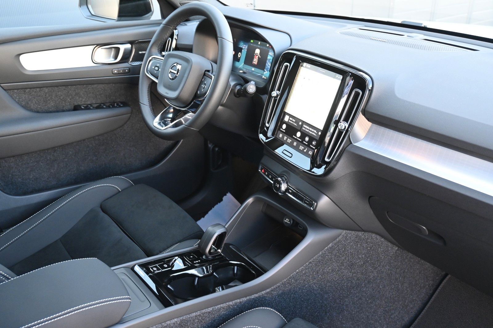 Fahrzeugabbildung Volvo XC40 B4 DKG Plus Black Edition*FSHZG*360°*ACC