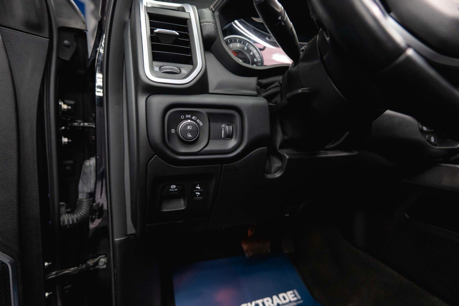 Fahrzeugabbildung Dodge RAM 5.7 V8 HEMI 4x4 Night LARAMIE Pano LED 19%