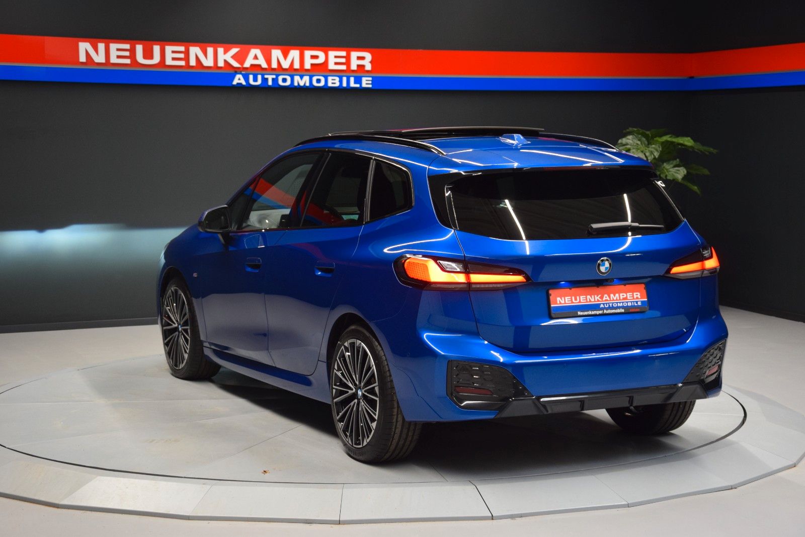 Fahrzeugabbildung BMW 218 i  Active Tourer M Sport Pano ACC Leder H&k