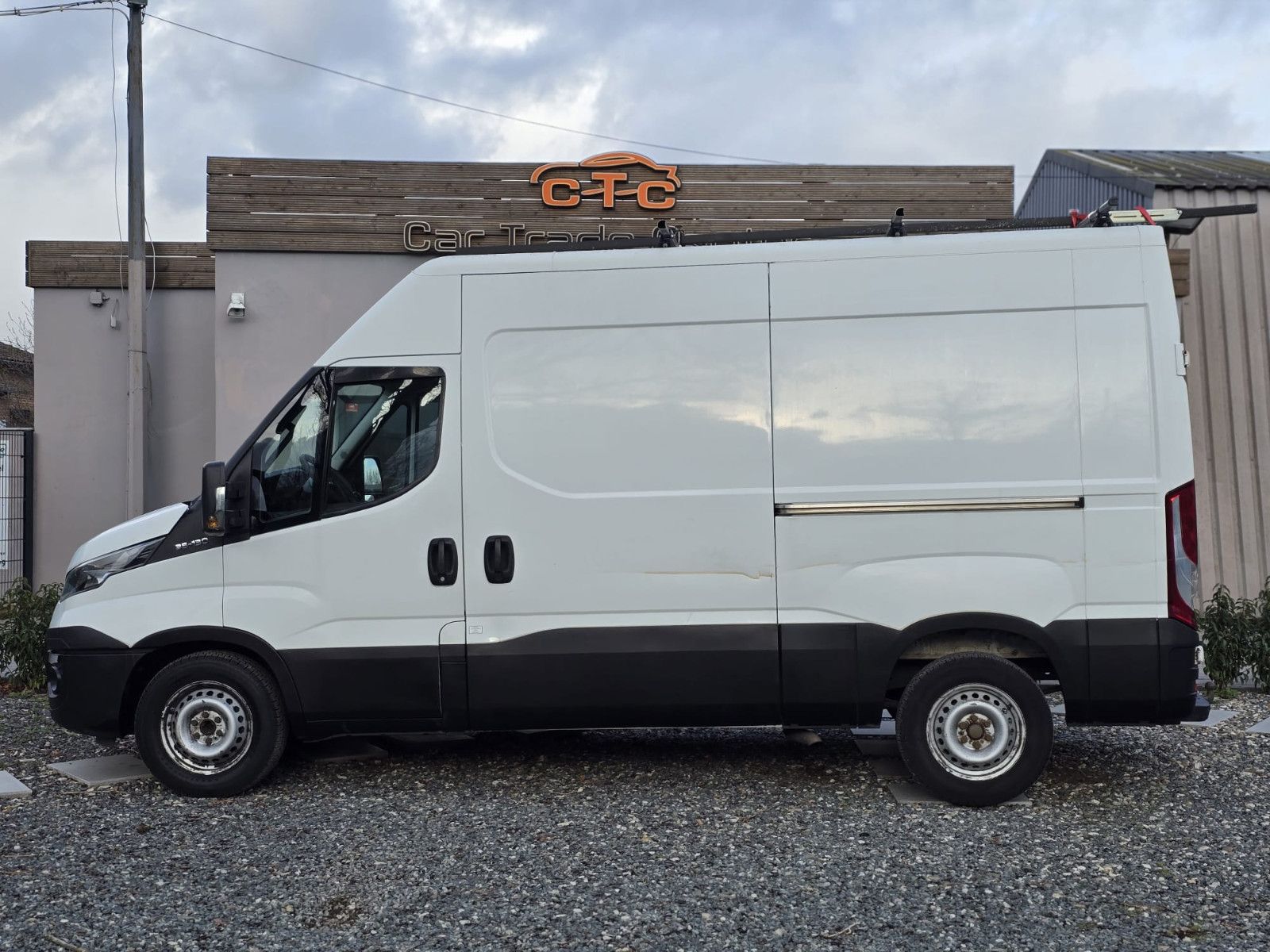 Fahrzeugabbildung Iveco Daily Kasten L3H2/Radstand 3520/AHK 3,5t/TÜV-NEU
