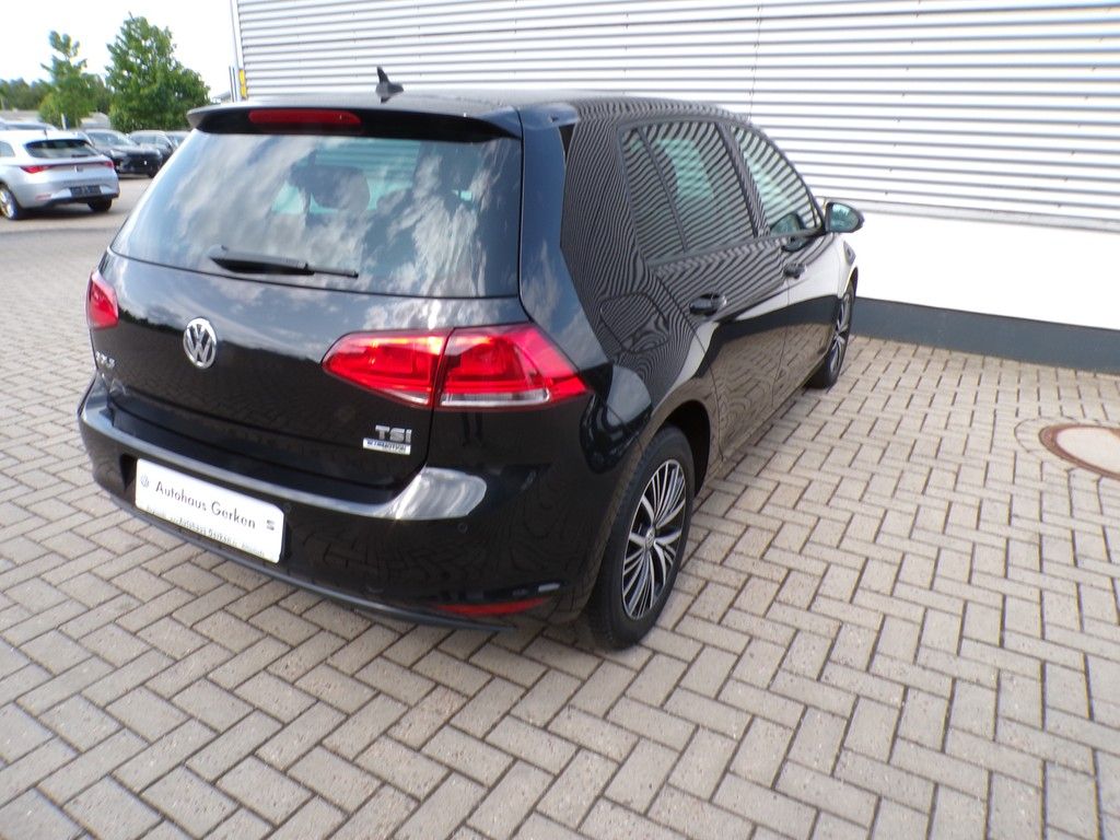 Fahrzeugabbildung Volkswagen Golf VII 1.2 TSI Allstar *Navi*SHZ*PDC vorne+hin