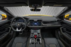 Urus 4.0 V8 PHEV SE 2025 YELLOW CARBON PANO