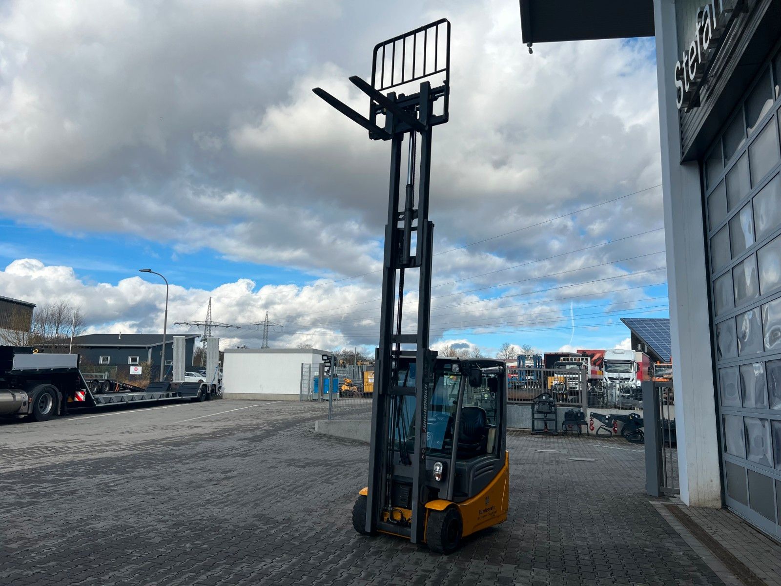 Fahrzeugabbildung Jungheinrich EFG 218 / Triplex 4.30m / SS / nur 1.738h