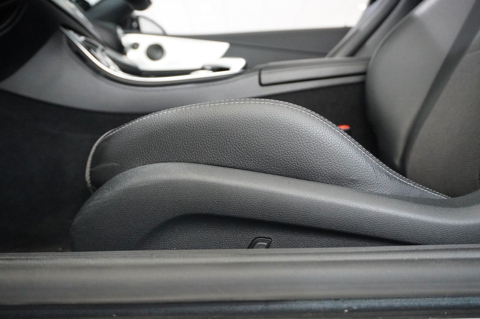 Fahrzeugabbildung Mercedes-Benz E 220D COUPE AVANTGARDE NAVI/LED/KAMERA/SH/PANO.