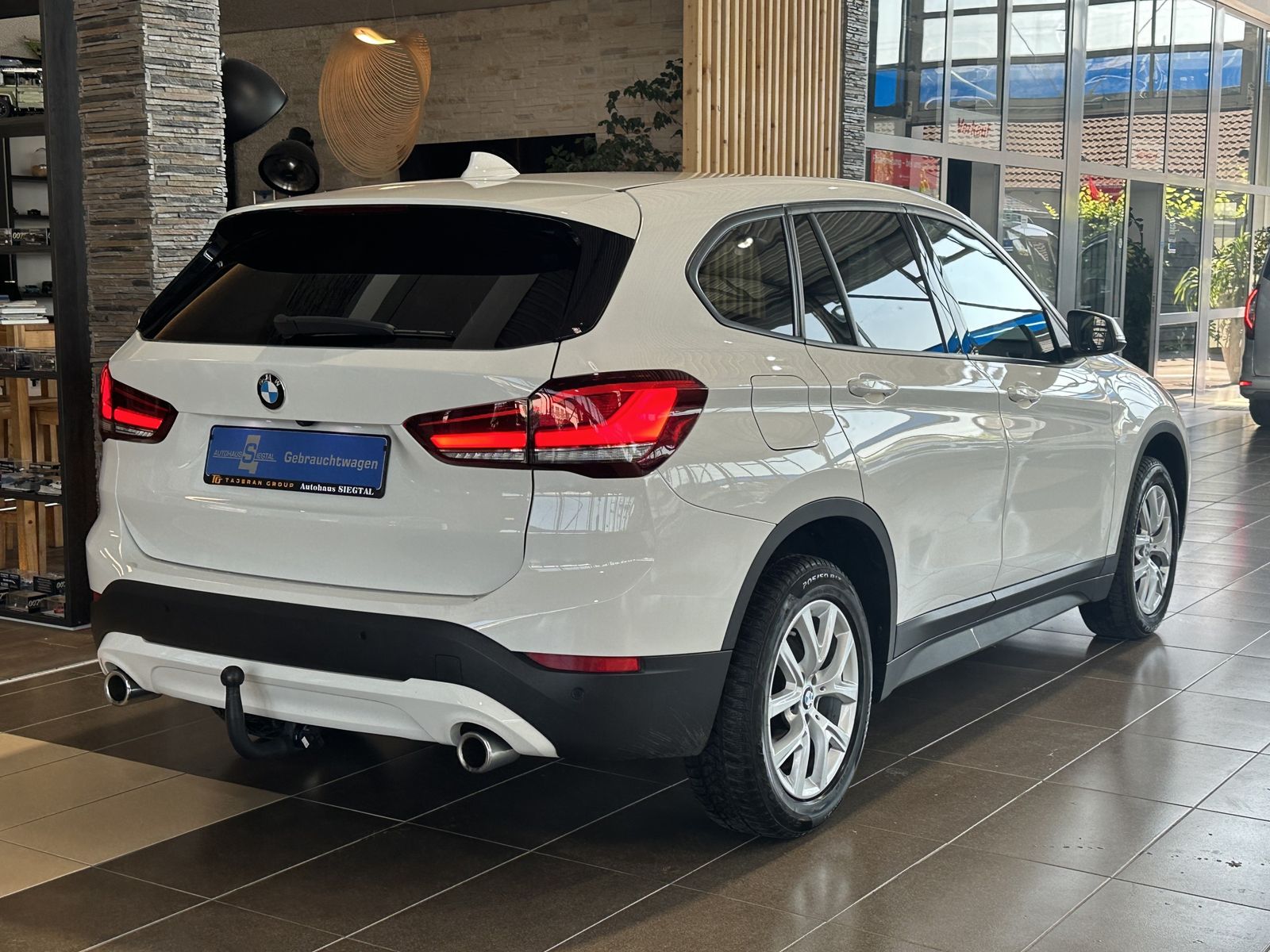 BMW X1 18d Advantage sDrive Navi R.Cam AHK LED SHZ foto 6