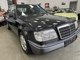 Mercedes-Benz E 220 Limousine Automatik Oldtimer H-Kennzeichen - Mercedes-Benz E 220 mit Benzin-Antrieb: Limousine, Automatik