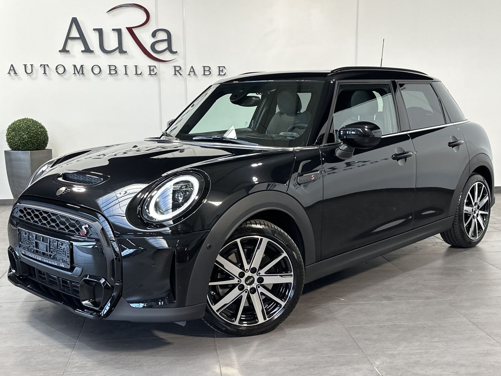 Fahrzeugabbildung MINI Cooper S Classic Trim NAV+LED+PANO+HEAD-UP+H&K