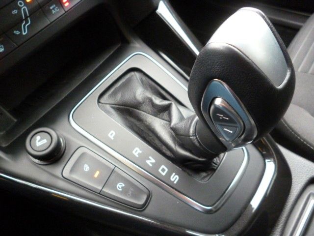 Focus 5-tg. 1,5i Titanium Automatik, RK,PP,Navi
