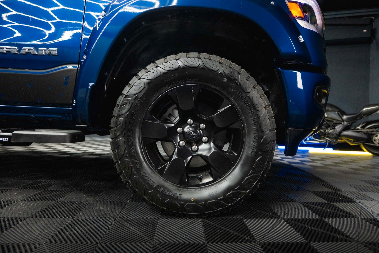 Fahrzeugabbildung Dodge RAM 5.7 V8 HEMI 4x4 OFFROAD NightEdition LONGBED