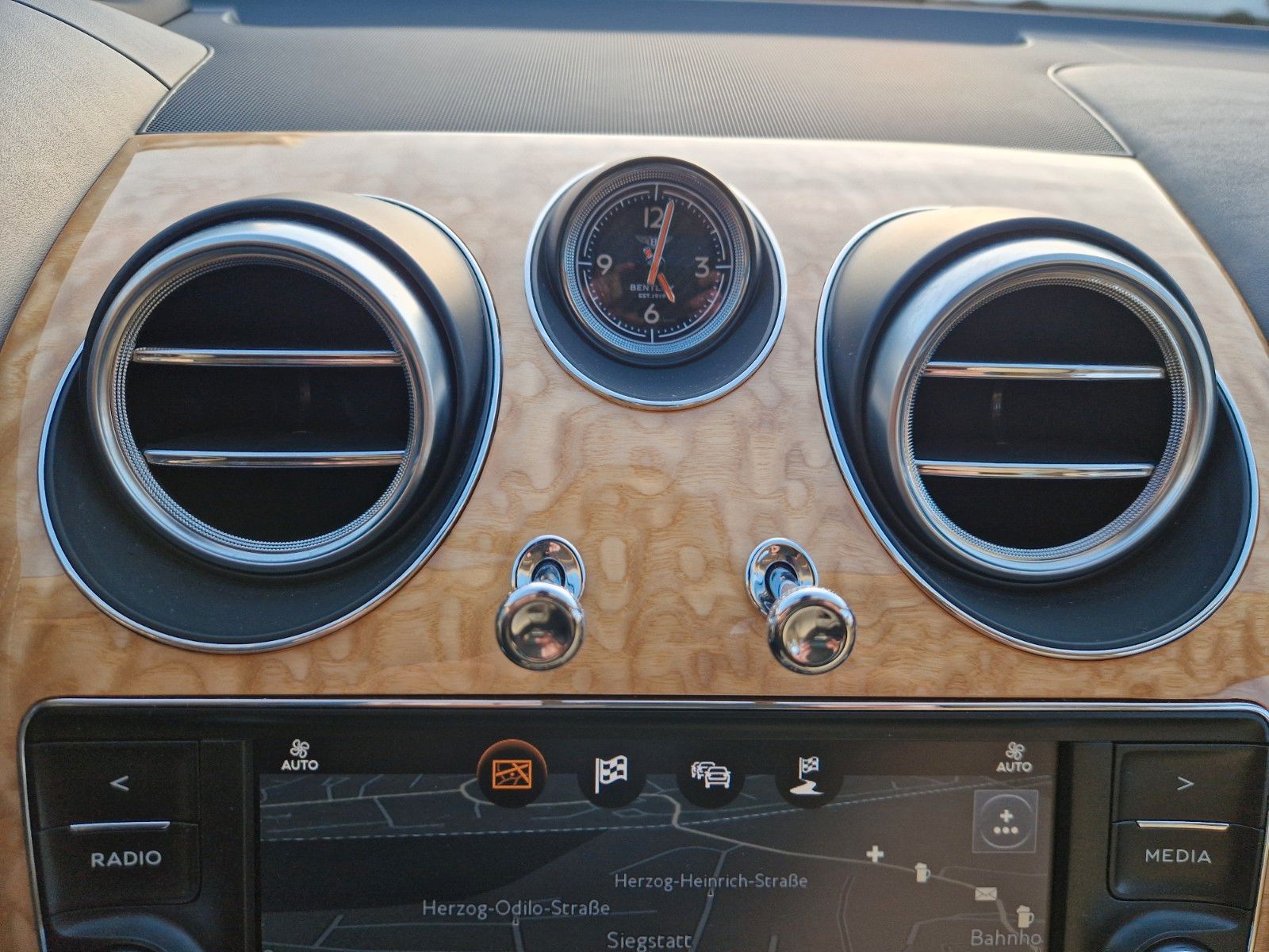 Fahrzeugabbildung Bentley Bentayga V8 Diesel*Massage*AHK*Schiebedach*VOLL