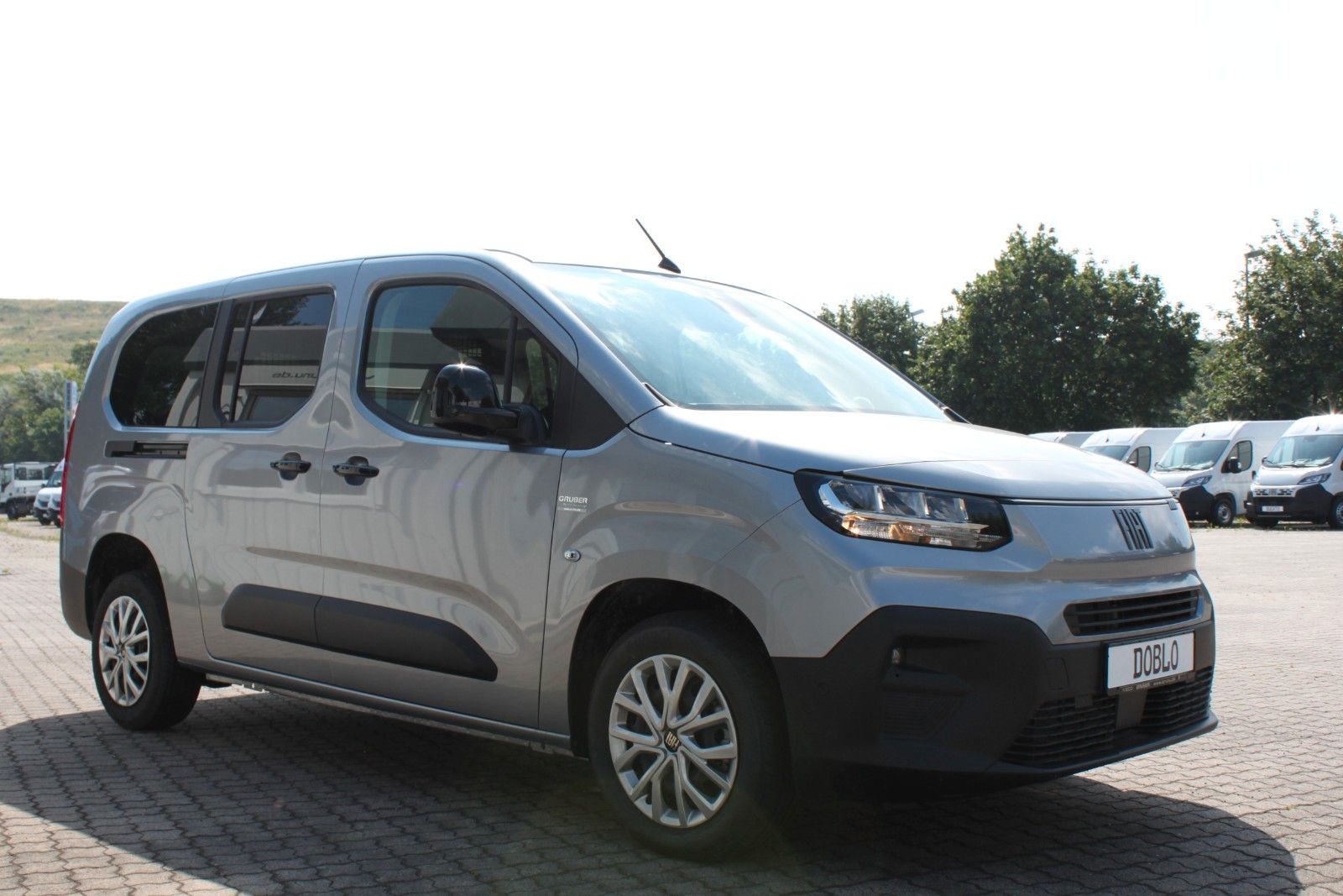 Fahrzeugabbildung Fiat Doblò Kombi 130PS Automatik 2x Schiebetür