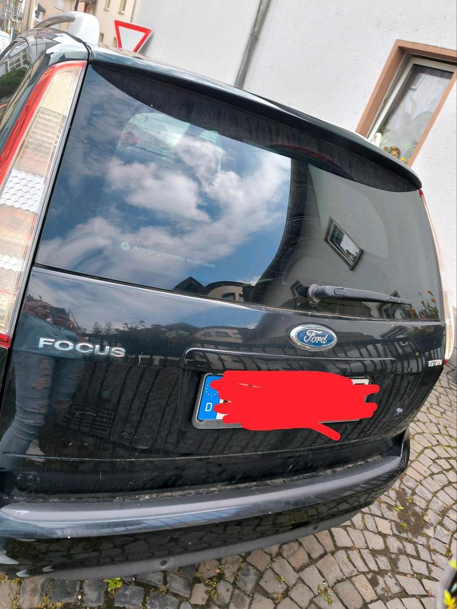 Ford Focus 2011 — rear view