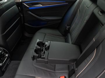 Fahrzeugabbildung BMW 520d xD Luxury Line Kamera HUD DAB HiFi DisplKey