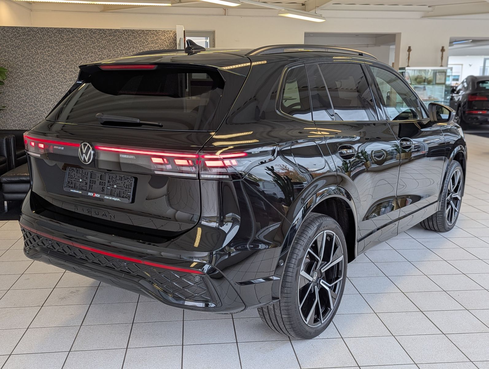 Fahrzeugabbildung Volkswagen Tiguan 2.0TDI R-Line 4M Pano Black Matrix AHK 20