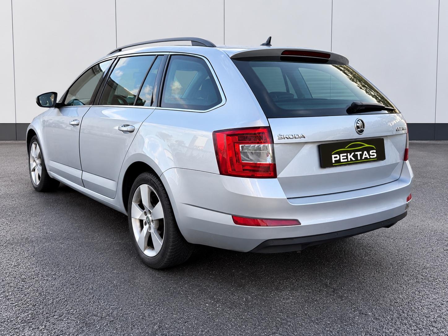 Skoda Octavia 2013 — rear view