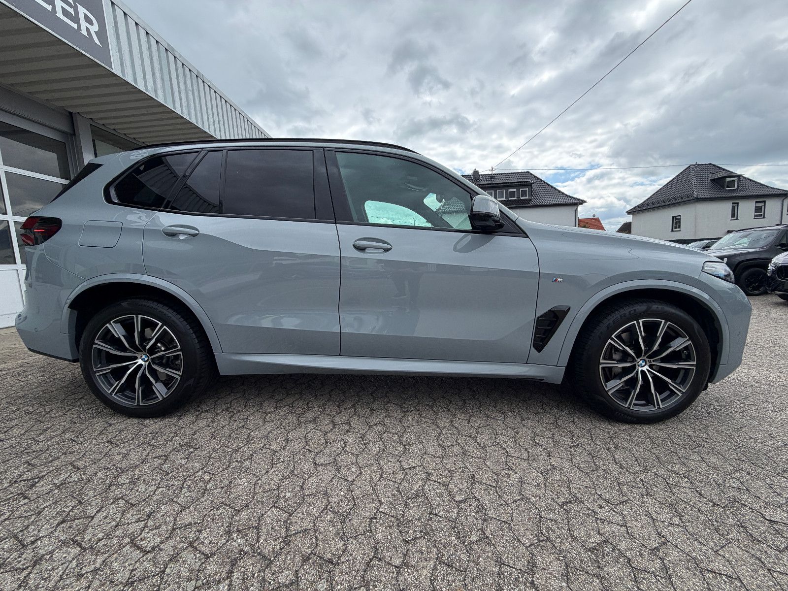 Fahrzeugabbildung BMW X5 30 d xDrive M Sport/HEAD-UP/360°/SOUND/AMBIEN