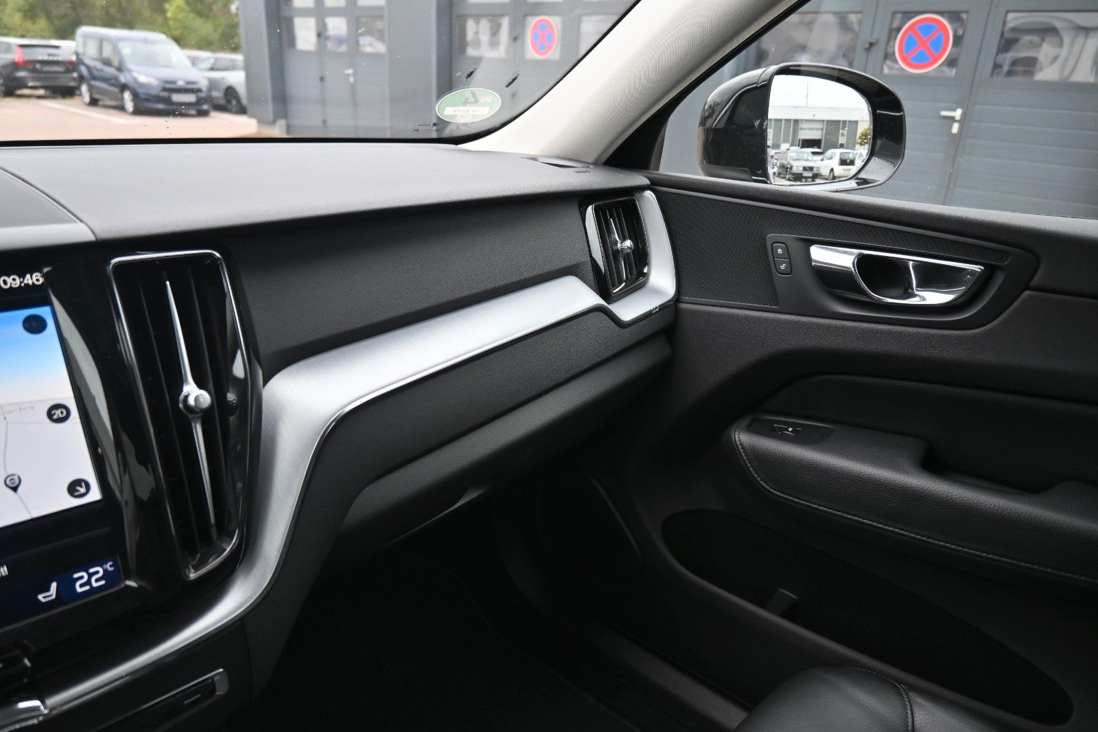 Fahrzeugabbildung Volvo XC60 D4 AWD Momentum *AHK*NAVI*LEDER*LED*
