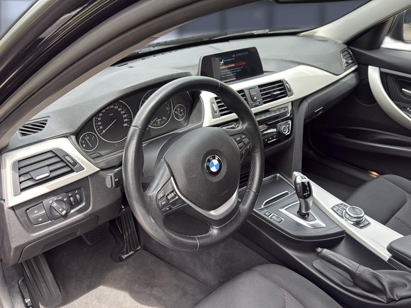 Fahrzeugabbildung BMW 320i Touring / Unfallfrei