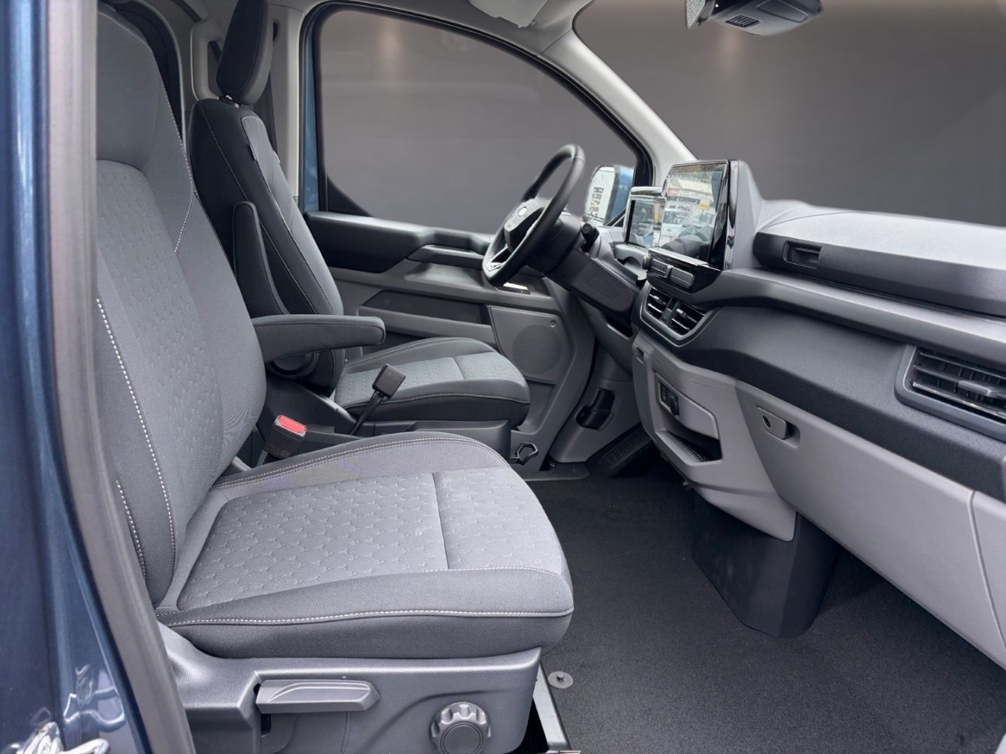 Fahrzeugabbildung Ford Tourneo Custom Bus (TTU) 320 L2 Titanium