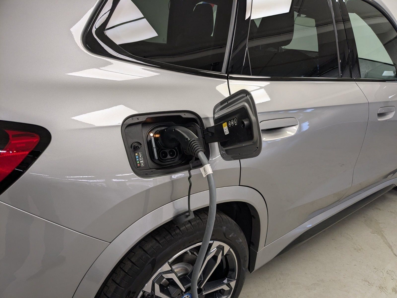 BMW iX1 xDrive30 M Sport HUD PANO ACC AHK DA Prof. 3 foto 24