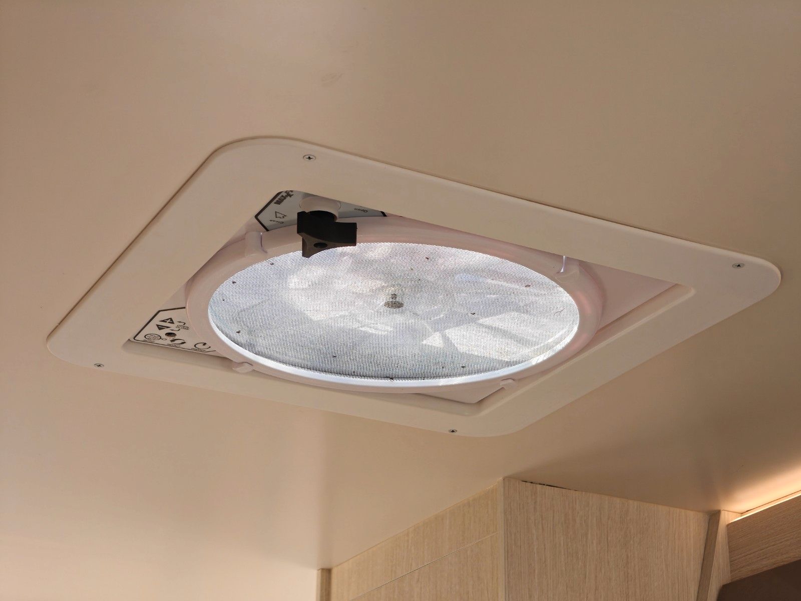 Fahrzeugabbildung NobelART T-5000 - SAT, TV, 2x Solar, Markise, MaxxFan -