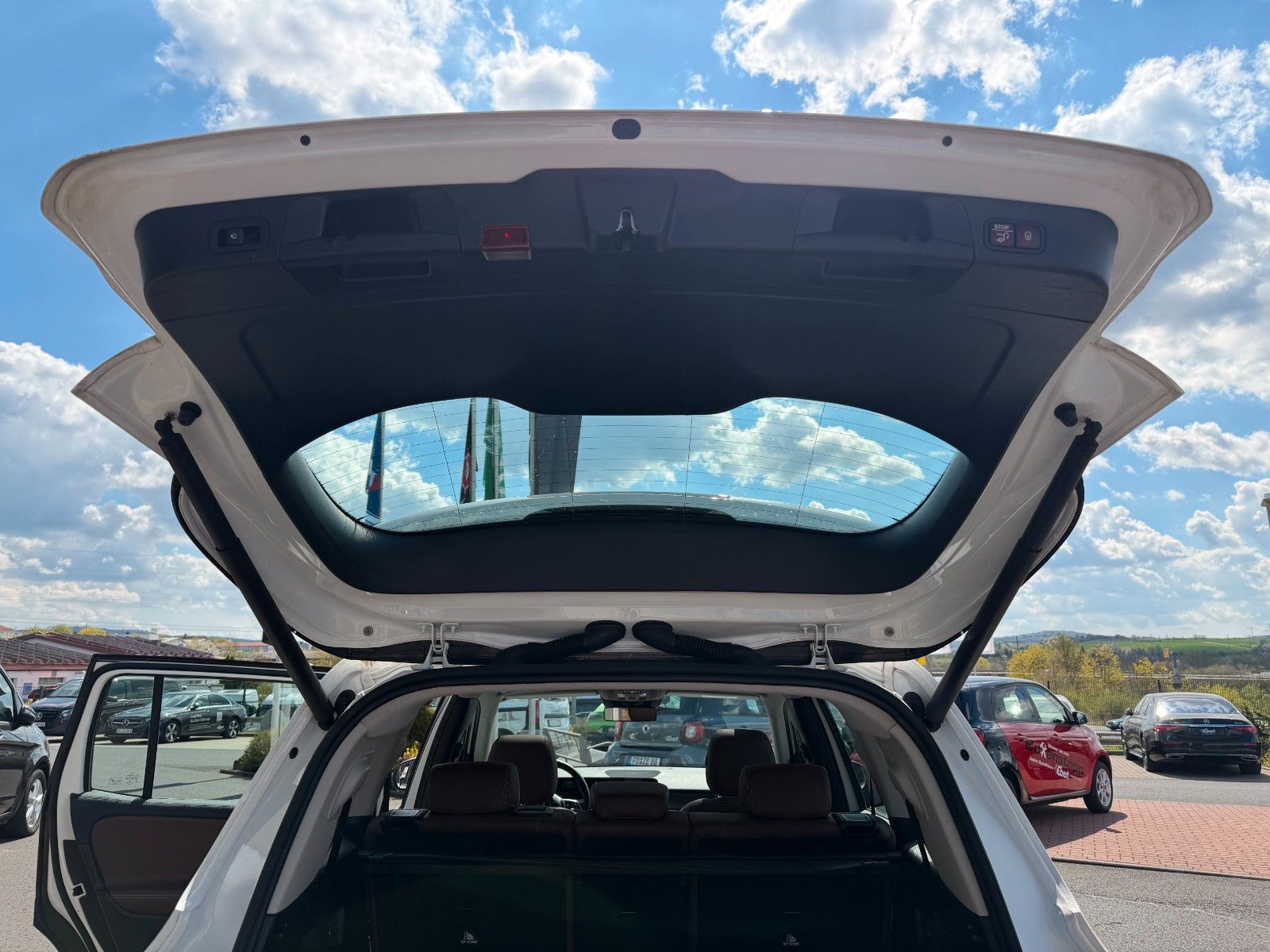 Fahrzeugabbildung Mercedes-Benz GLB 200d 4M 7Sitzer+StandH+Pano+Distr+AHK+360+