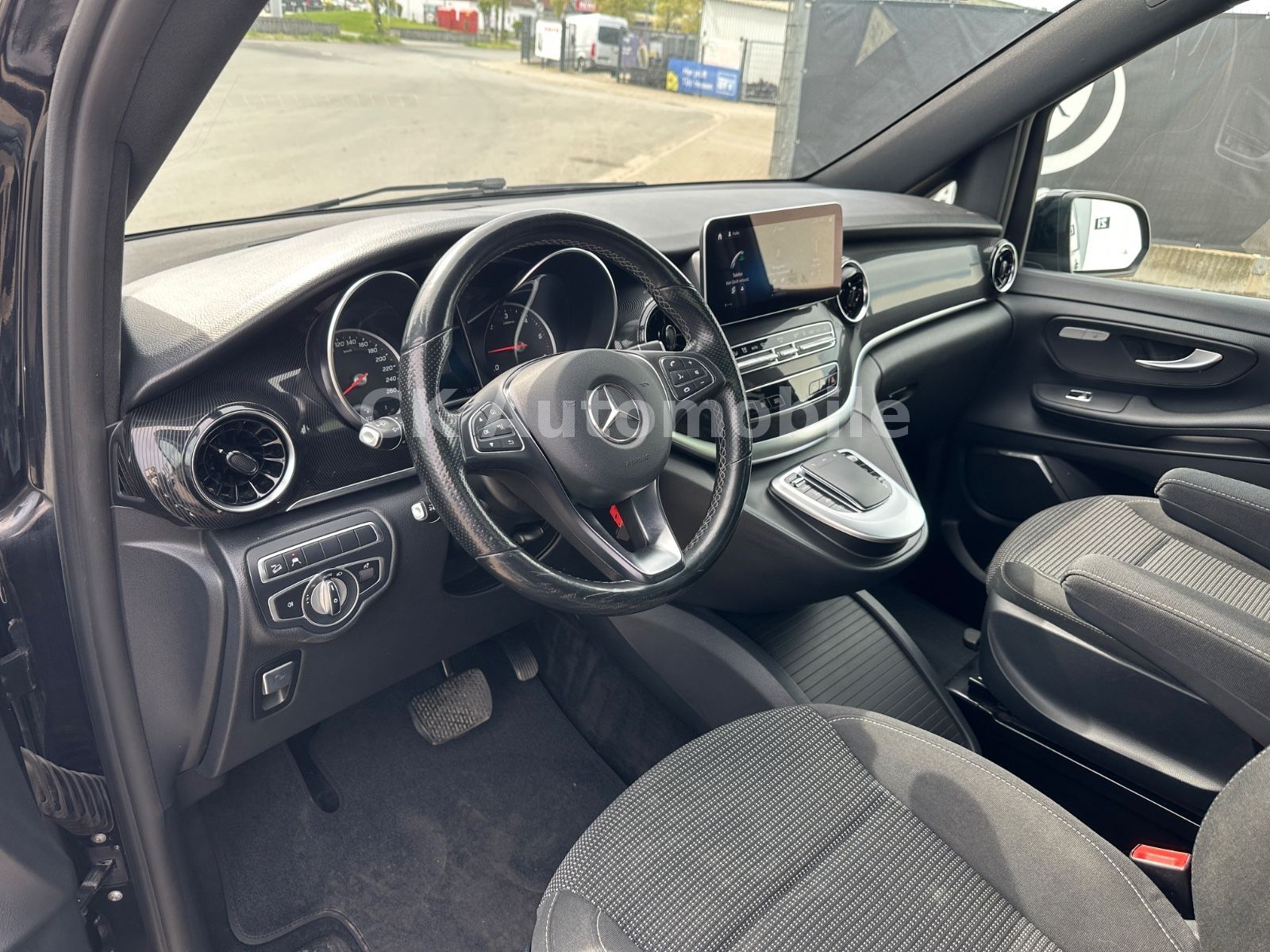 Fahrzeugabbildung Mercedes-Benz V300d EDITION 4Matic AMG-Line/7 Sitze/Pano/LED