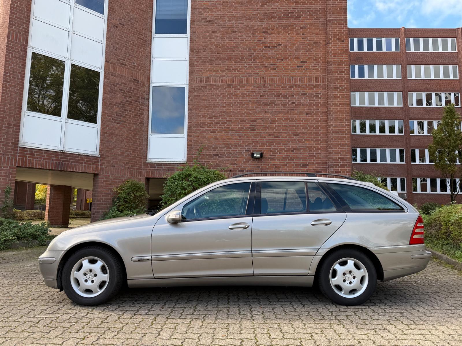Mercedes-Benz C180 2004 — rear view