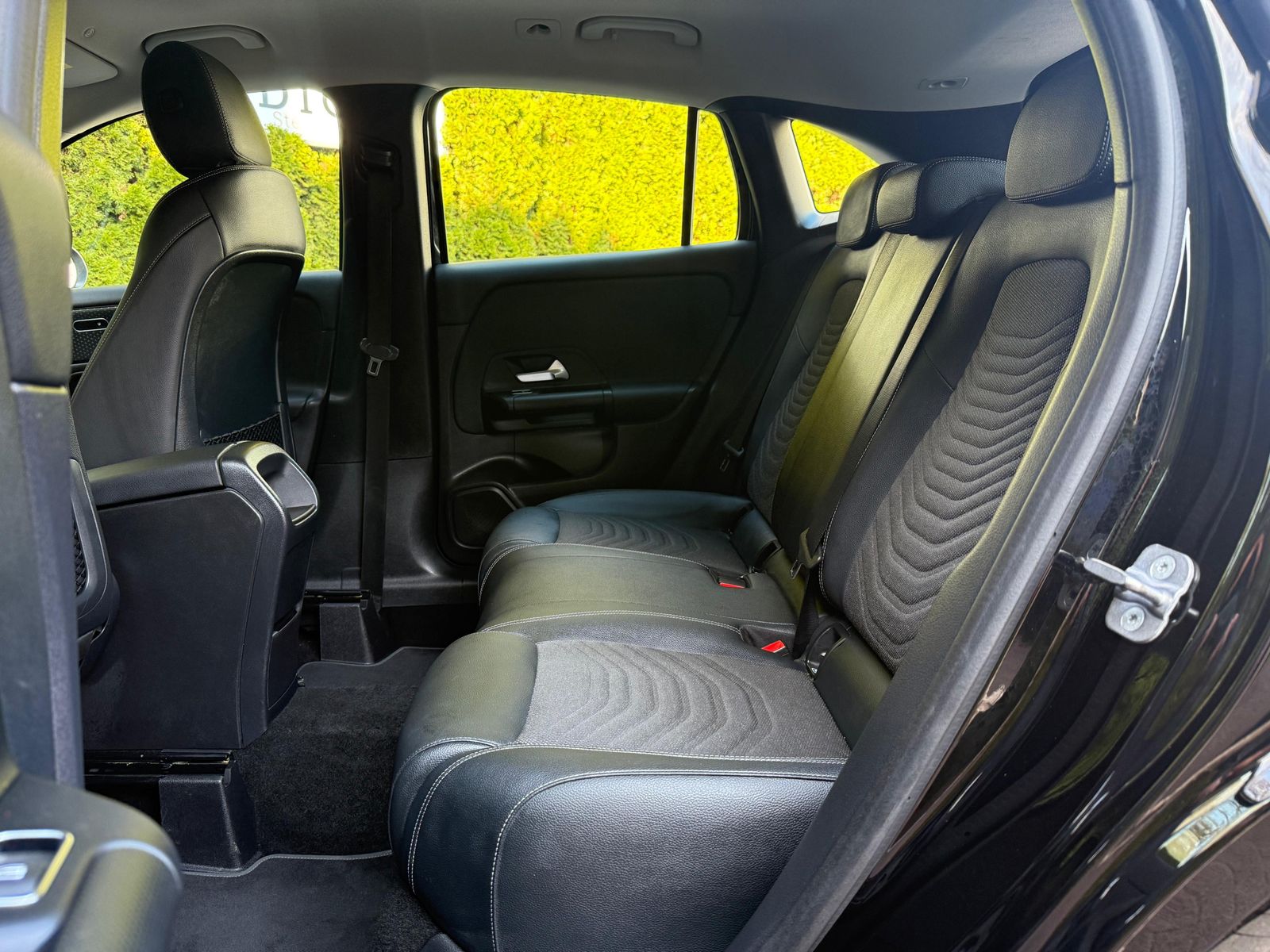 Fahrzeugabbildung Mercedes-Benz GLA 180 7G LED+MBUX+VIRT+SHZ+KAM+PARK+T-LEDER+