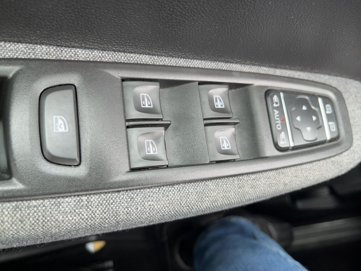 Fahrzeugabbildung Renault ZOE INTENS Batteriemiete R135 Z.E. 50 AHK abnehm - mit KI generiert/bearbeitet