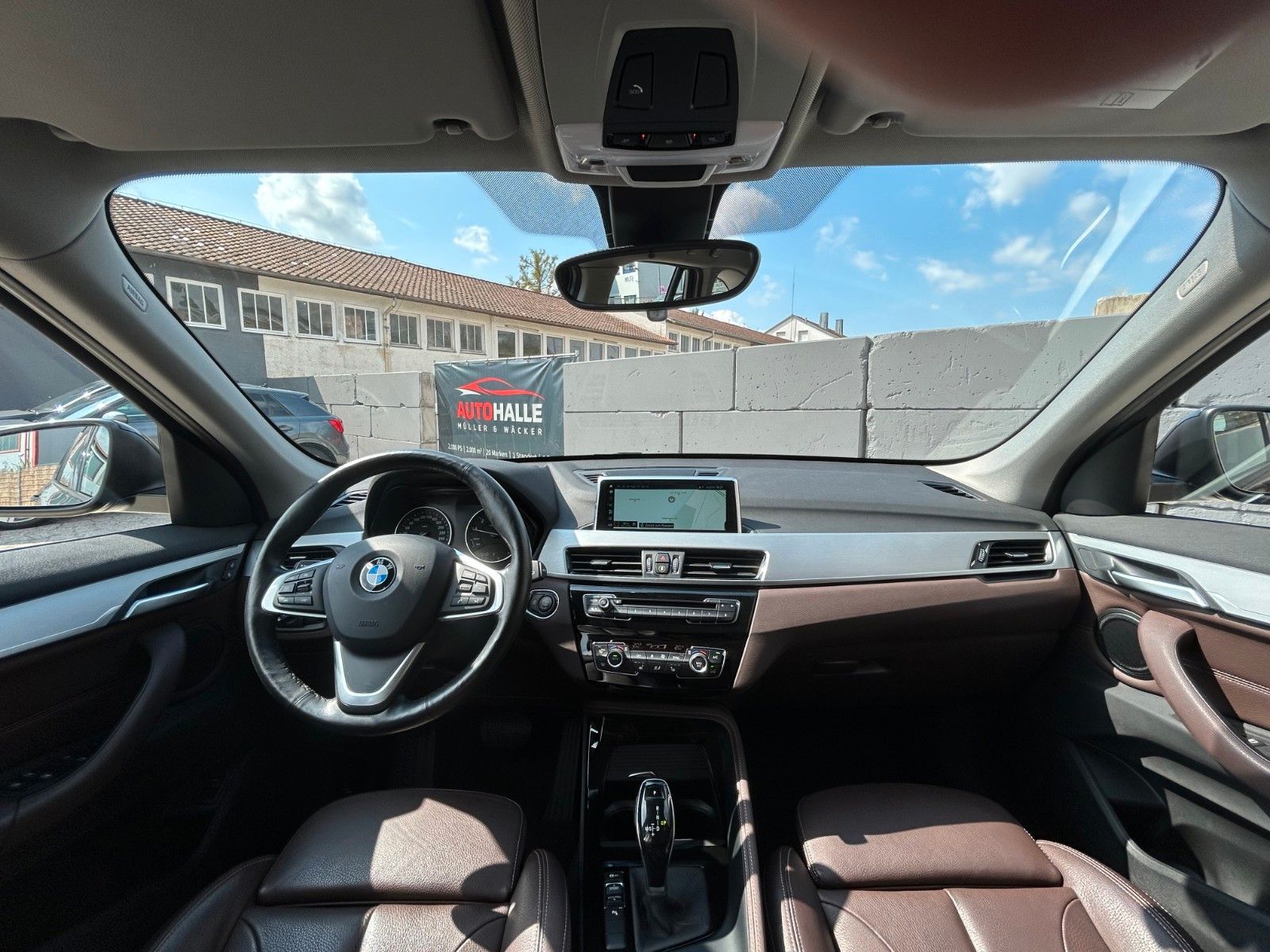 Fahrzeugabbildung BMW X1 sDrive18i Sport Line HiFi Navi + HUD Leder